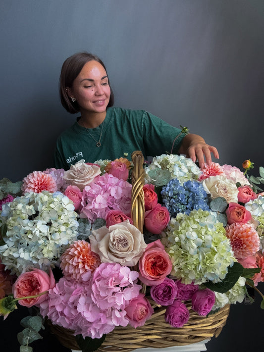 Box composition or bouquet? What to choose for a special gift
