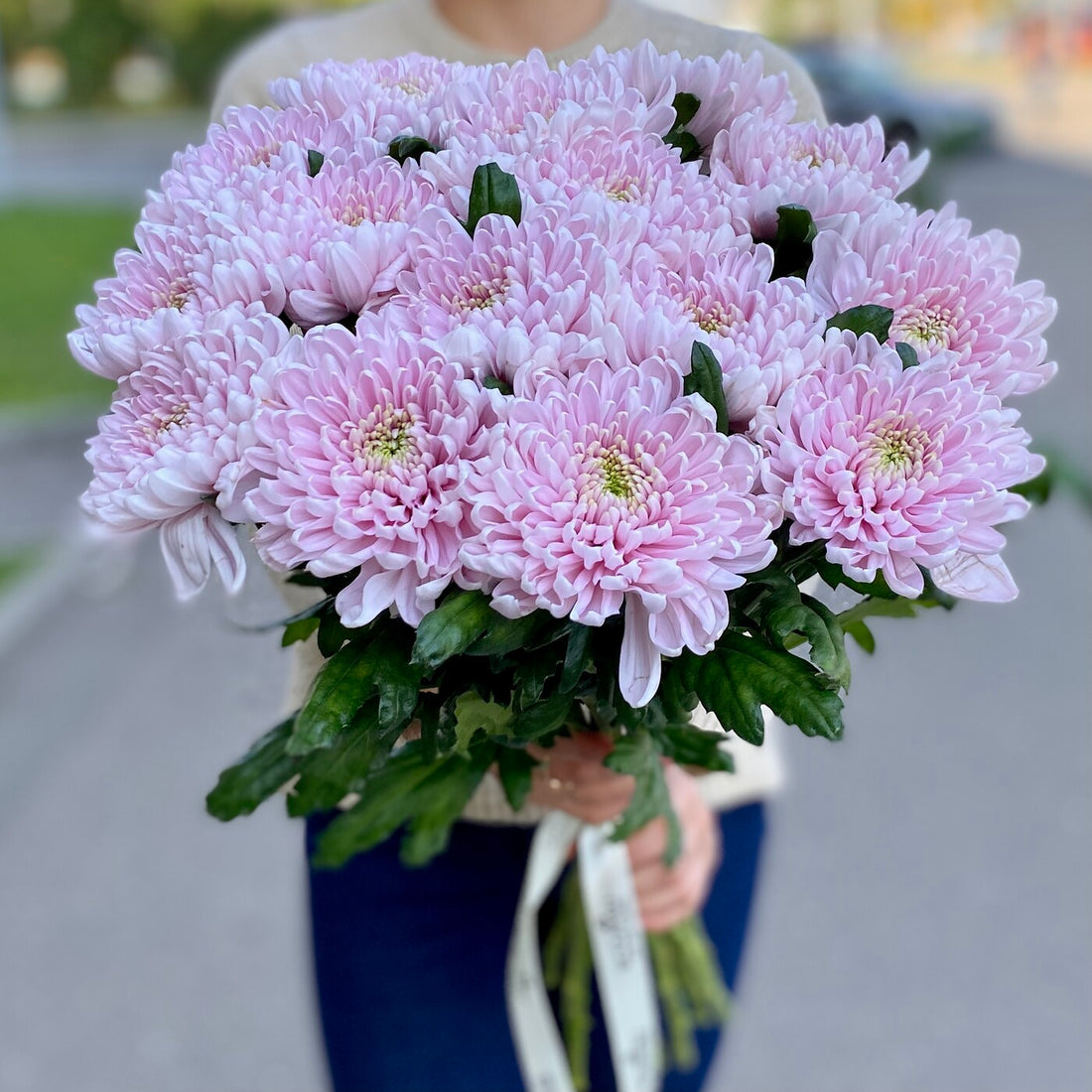 How to care for a bouquet of chrysanthemums in a vase so that they last longer
