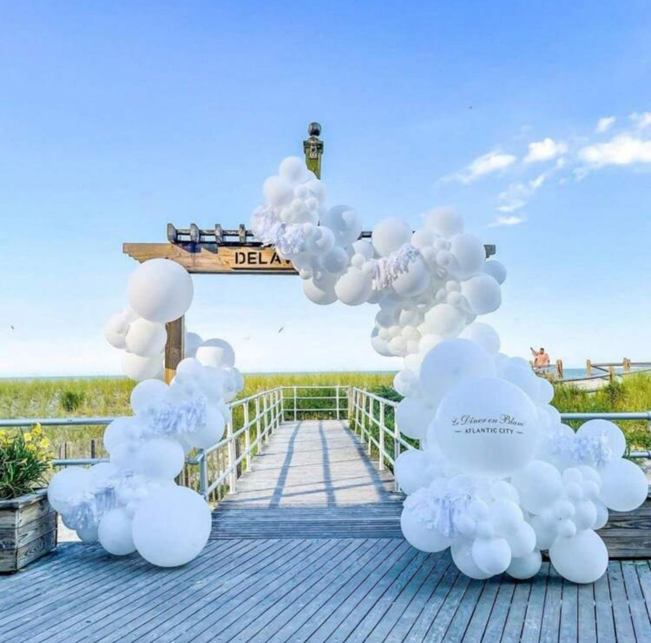 White Latex Balloons 12" + Helium