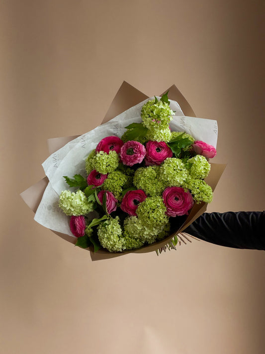 #10 Fresh Contrast Bouquet – Ranunculus & Viburnum