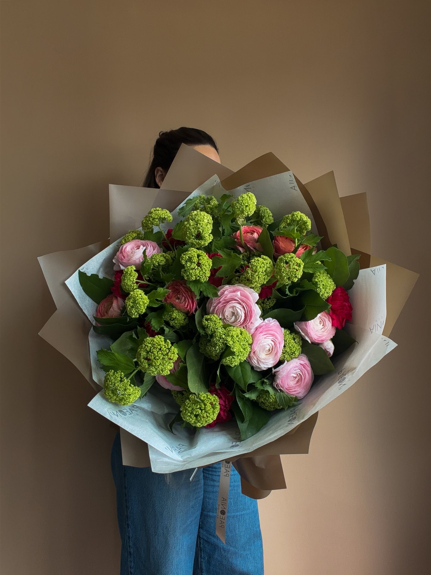 #10 Fresh Contrast Bouquet – Ranunculus & Viburnum