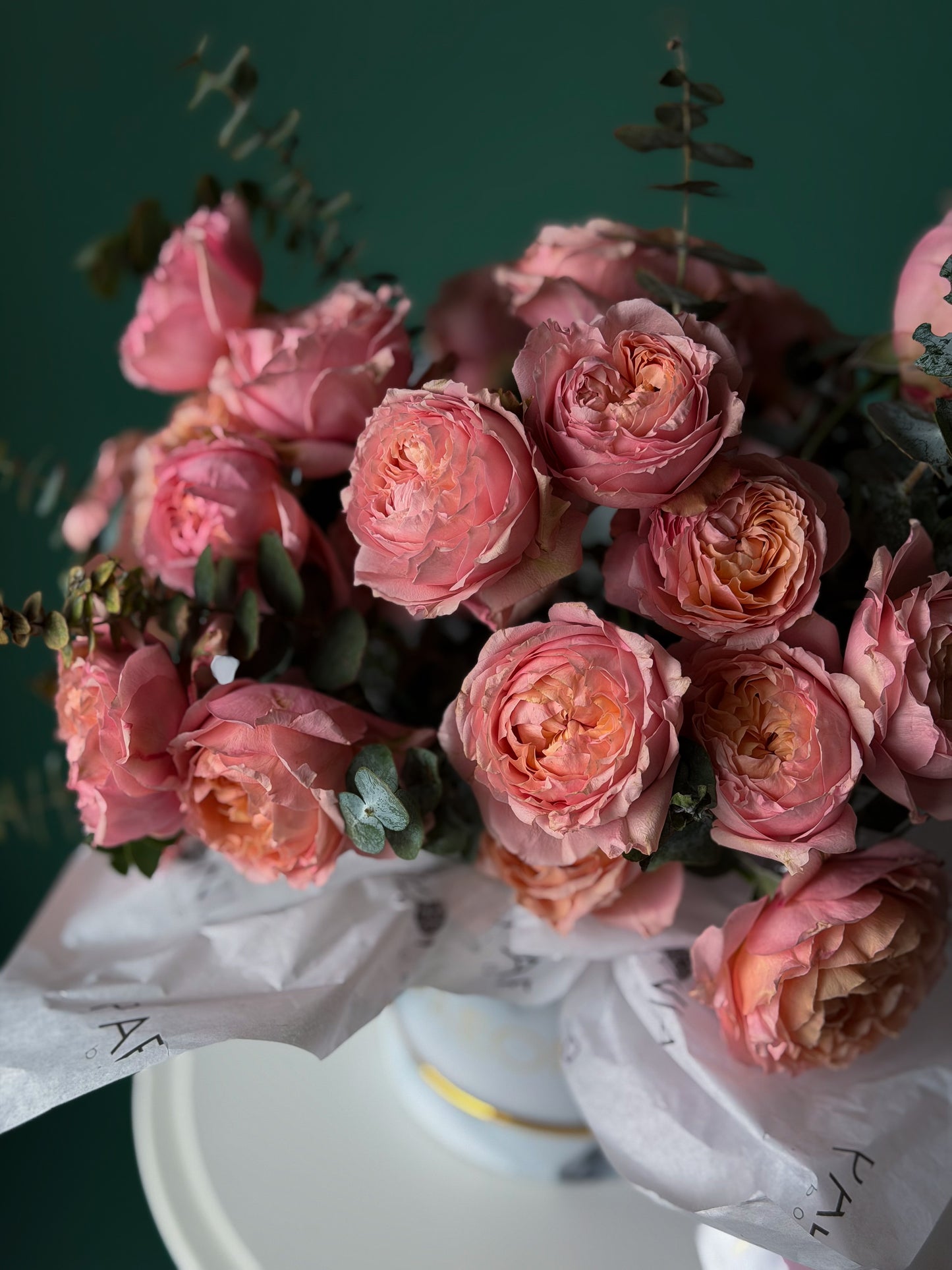 Peach Garden Roses Box Julliette  – Elegant Floral Arrangement