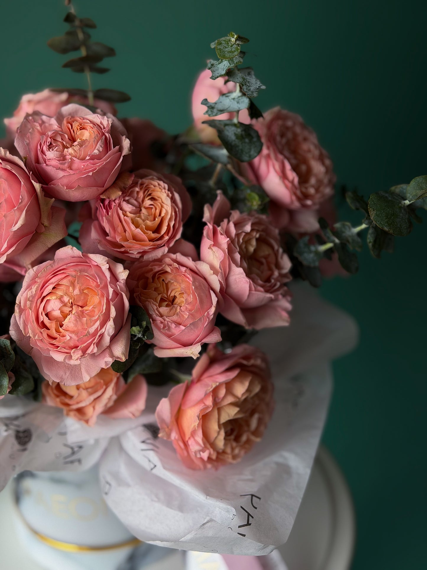 Peach Garden Roses Box Julliette  – Elegant Floral Arrangement
