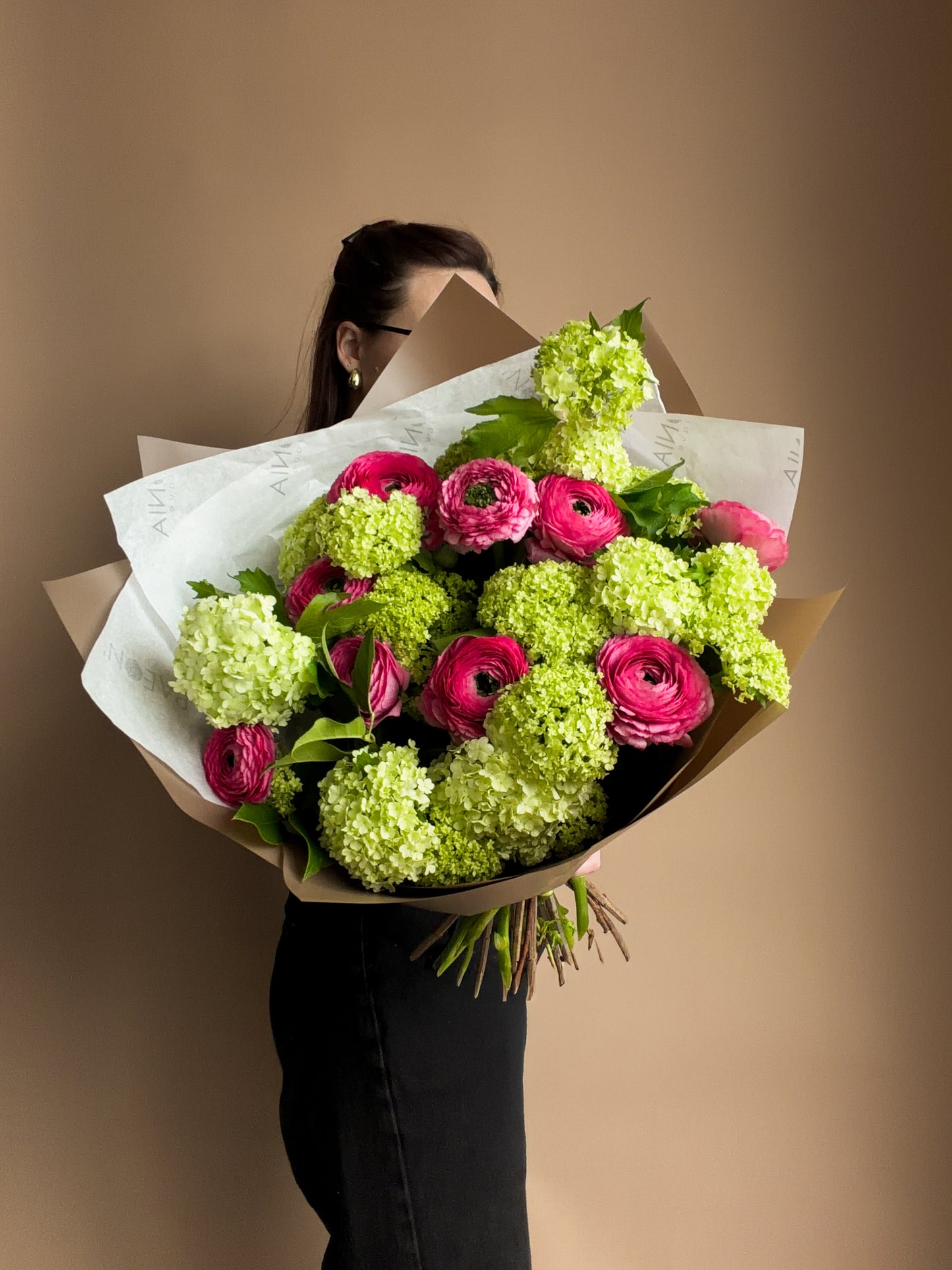 #10 Fresh Contrast Bouquet – Ranunculus & Viburnum