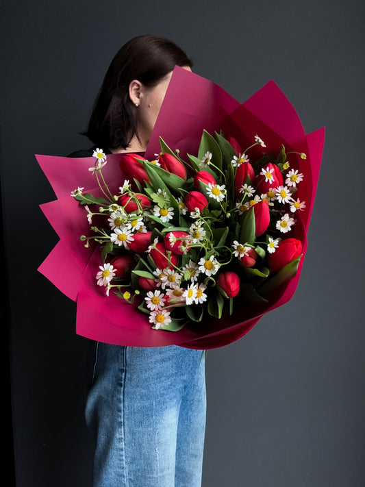 20 Red Tulips + Matricaria